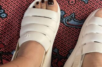 [🆕🇻🇳] Moon Moon Shop Giày VNXK – Bốt Big Size Giày Xuất Xịn – Giày Lạ VNXK 👕 Top1Fashion 👗  Màu trắng hình khách lên chân, cưng lắm luôn ạSandal nhựa UGG hàng loại A, full box ..không phải hàng loại B lỗi form cả nhà nhé .. Mẫu này nhẹ tênh, êm , shares-0✔️ , likes-27❤️️ , date-2025-03-21 18:51:08🇻🇳🇻🇳🇻🇳📰🆕