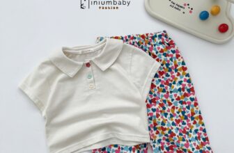 [🆕🇻🇳]  MiniumBaby – thương hiệu thời trang thiết kế chất lượng cao dành cho trẻ em 🧑‍🧒❤️️👶⭐️ 𝐗𝐈𝐍𝐇 𝐗𝐀̆́𝐍-𝐌𝐀́𝐓 𝐋𝐀̀𝐍𝐇
Set đồ ngọt ngào với áo cổ bẻ tay ngắn, chất vải mềm mịn, thoáng mát, giúp bé gái thoải mái suốt cả ngày. Điểm nhấn là hàng cúc sắc m , shares-1✔️ , likes-7❤️️ , date-2025-03-21 16:30:02🇻🇳🇻🇳🇻🇳📰🆕