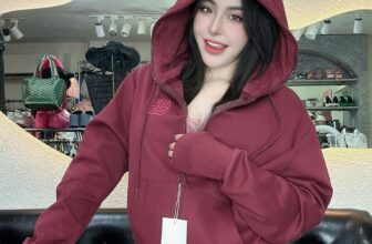 [???] LOLO. Boutique ? Top1Fashion ?  Khoác thun cotton mịn
Chữ thêu, nón to
Có túi trong
Phom rộng 45-68 kg
, shares-0✔️ , likes-0❤️️ , date-2025-03-23 01:12:34????????