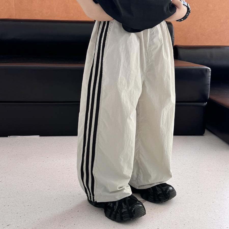 [🆕🇻🇳] Tiệm nhà Min – Shop chuyên quần áo trẻ em hàng QCCC, phong cách Hàn Quốc 😎❤️️⭐️  Quần dài 3 sọc chất thô mềm mát mặc hè
Size 100-150
Color: kem, ghi
Hàng QCCC lên form đẹp y ảnh
Mẹ chấm (.) để tư vấn và báo giá nhé#qccc #kidsfash , shares-0✔️ , likes-4❤️️ , date-2025-03-21 14:05:05🇻🇳🇻🇳🇻🇳📰🆕