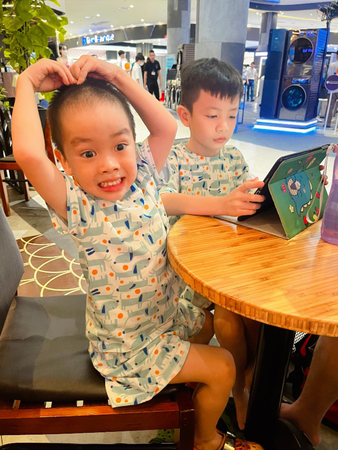 [🆕🇻🇳] Touch_Vietnam  -Touch chuyên thiết kế, sản xuất và bán sỉ, bán lẻ quần áo cao cấp trẻ em 🧑‍🧒❤️️👶⭐️ #cuoituannhaTouchHai bé  nhà mình đặc biệt yêu thích đồ thun mẹ may. Các bạn bảo mềm và mát, thoải mái lắm mẹ… nên là mẹ thường xuyên săn lùng vải dư h , shares-0✔️ , likes-10❤️️ , date-2025-03-22 19:06:09🇻🇳🇻🇳🇻🇳📰🆕