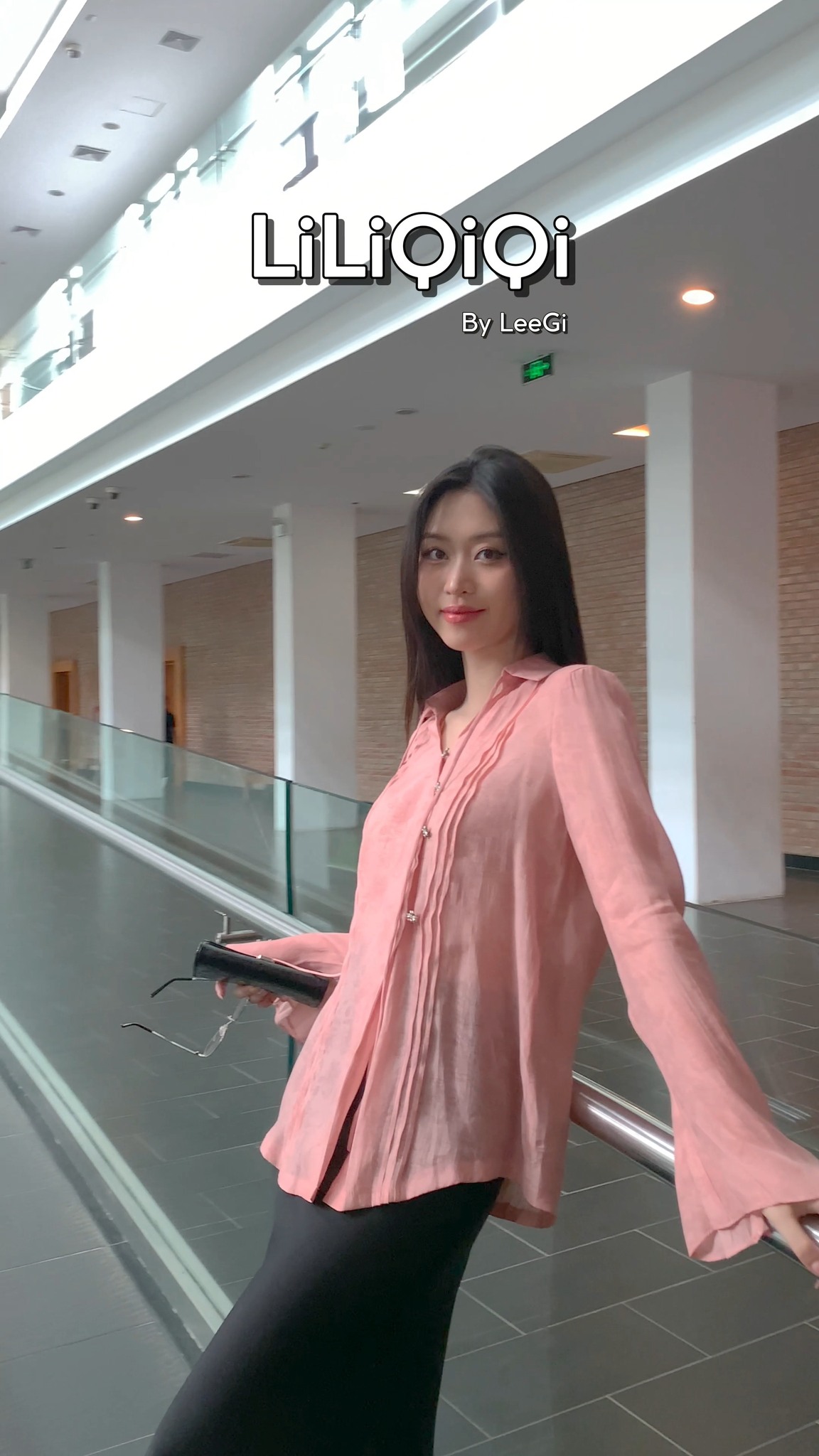 [???] LeeGi Design  ? Top1Fashion ?  Tựa cánh hoa e ấp trong nắng sớm, chiếc áo sơ mi cách điệu khẽ buông theo từng chuyển động. Nẹp chéo tinh tế như một nét chấm phá dịu dàng, khiến nàng trở  , shares-0✔️ , likes-0❤️️ , date-2025-03-22 22:05:02????????