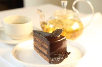 [🆕🇻🇳] Brodard 1948 – Hơn 70 năm cống hiến cho Sài Gòn những món bánh Pháp thơm ngon 🍔 Top1Food  🍜  𝗖𝗵𝗼𝗰𝗼𝗹𝗮𝘁𝗲 𝗗𝗮𝗿𝗸 𝗖𝗮𝗸𝗲 – 𝗰𝗵𝗶𝗲̂́𝗰 𝗯𝗮́𝗻𝗵 𝘁𝗵𝗼̛𝗺 𝗹𝘂̛̀𝗻𝗴 𝗵𝘂̛𝗼̛𝗻𝗴 𝘃𝗶̣ 𝘀𝗼̂ 𝗰𝗼̂ 𝗹𝗮
Chiếc bánh Chocolate Dark nổi bật với lớp bông lan sô-cô-la mềm mịn, phủ bên ngoà , shares-1✔️ , likes-5❤️️ , date-2025-03-21 16:49:08🇻🇳🇻🇳🇻🇳📰🆕