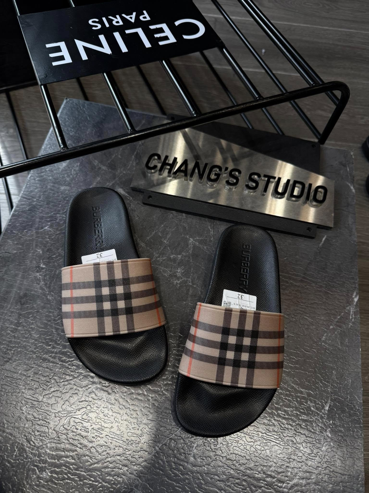 [🆕🇻🇳] Chang’s store – kids 🧑‍🧒❤️️👶⭐️ Ê ! đôi này là pải xuống tiền nha các Mom ơiii – Giá nó rẻ mà nó xịn 9/10 hàng siêu cấp đó ạSz bé 32-35 ( có sẵn )
sz bố 39-43 ( đang về )
size mẹ 36- , shares-1✔️ , likes-11❤️️ , date-2025-03-19 18:07:28🇻🇳🇻🇳🇻🇳📰🆕