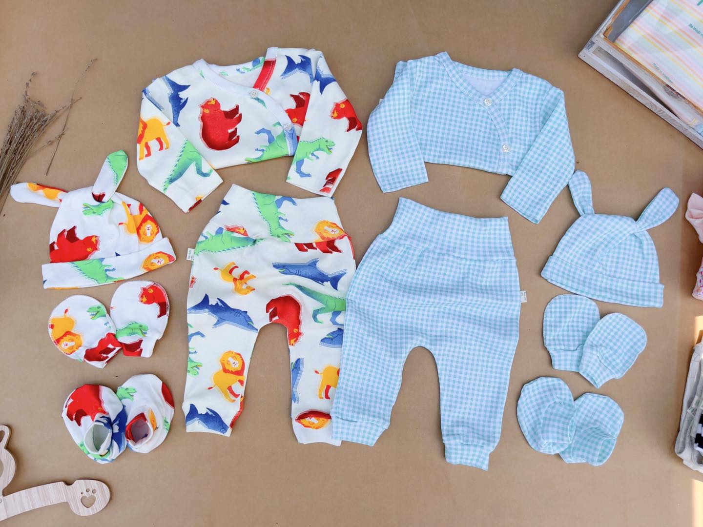 [🆕🇻🇳] Nhà Cát baby – chuyên sỉ lẻ quần áo sơ sinh thiết kế và tự may Nachi baby 🧑‍🧒❤️️👶⭐️  FREESHIP KHI MUA TỪ 4 bộ
89k/ 1 bộ quần áo (không mũ tất)
139k/1 set full gồm quần áo, mũ tất
Sz1:3-6kg
Sz2:7-10/11kgMẹ kiểm tra hàng, ok đúng mẫu m , shares-1✔️ , likes-2❤️️ , date-2025-03-23 16:00:43🇻🇳🇻🇳🇻🇳📰🆕