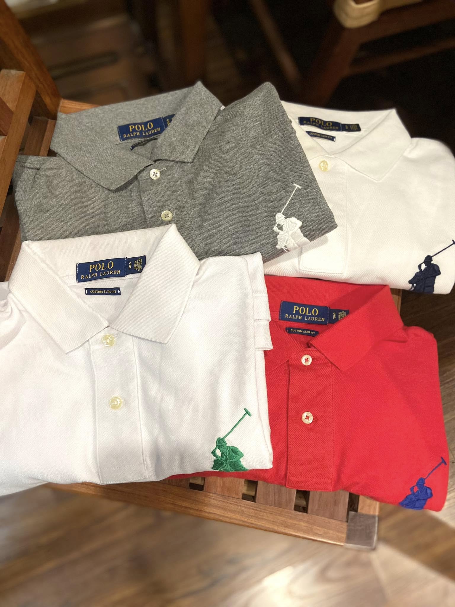 [???] Minh Hạnh VNXK – Chuyên cung cấp hàng hiệu xuất khẩu dư xịn  ? Top1Fashion ?  Polo Ralph Lauren.
T- Shirt bên em đang có sẵn 4 màu nhé ạ!
Màu Trắng – Ghi Xám – Đỏ và Trắng logo Xanh.
Size: S M L và XL.
Form CUSTOM SLIM.
Chất liệu vải , shares-0✔️ , likes-1❤️️ , date-2025-03-23 14:34:04????????