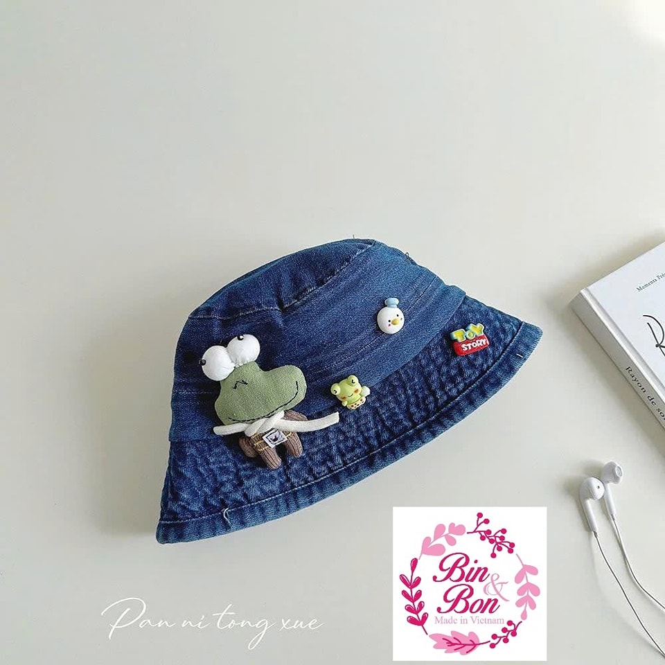 [🆕🇻🇳] Shop Bin&Bon Made in Việt Nam, Cambodia 😎❤️️⭐️     GOM MŨ JEAN GẮN STICKER CHO BÉ
Mũ jean vành tròn gắn sticker cưng xỉu
zai gái đội đều đẹp nha
#129k
2 màu :  xanh đậm- xanh nhạt======
chốt 27/3
, shares-0✔️ , likes-1❤️️ , date-2025-03-24 19:45:11🇻🇳🇻🇳🇻🇳📰🆕