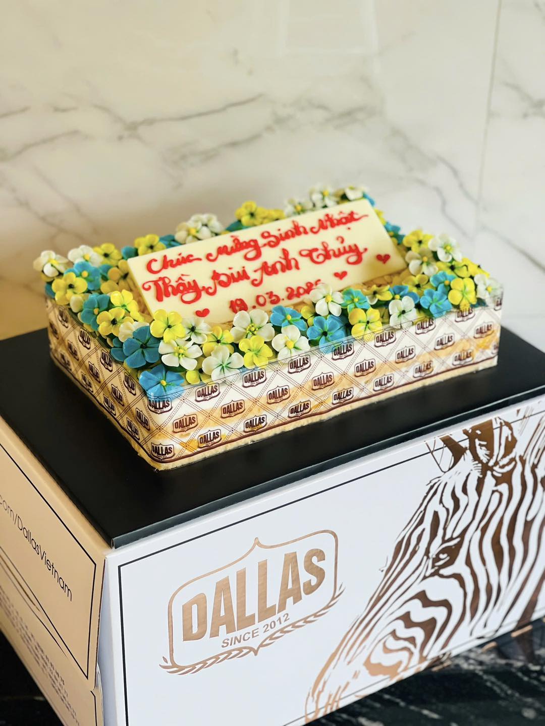 [🆕🇻🇳] Dallas Cakes – Bánh kem bắp Bánh sinh nhật tươi và không có thêm chất bảo quản 🍔 Top1Food  🍜 Bánh bắp với kem bơ Hàn Quốc.  Để đặt bánh, quý khách vui lòng:1. Nhắn tin vào Messenger Facebook (8-22h).
2. Gọi vào số hotline: 028.3535.4277 (8:30-20h , shares-1✔️ , likes-6❤️️ , date-2025-03-24 18:35:33🇻🇳🇻🇳🇻🇳📰🆕