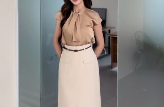 [🆕🇻🇳] Thời Trang Thiết Kế – Kate By Linh Nguyen👕 Top1Fashion 👗  𝐊𝐚𝐭𝐞’𝐬 𝐠𝐢𝐫𝐥 𝐚𝐭 𝐰𝐨𝐫𝐤
Xuất hiện tại văn phòng trong thiết kế Mocha Blouse hot trend kết hợp cùng chân váy Seren tôn dáng, cô nàng KATE khoe trọn vẻ thanh lị , shares-0✔️ , likes-7❤️️ , date-2025-03-26 21:00:16🇻🇳🇻🇳🇻🇳📰🆕