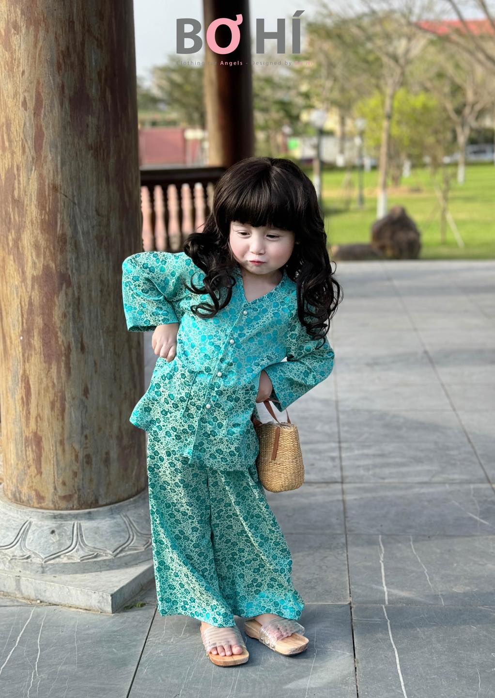 [🆕🇻🇳]  Bơ Hí – Thương hiệu thời trang thiết kế cao cấp dành cho mẹ và bé đẹp 🧑‍🧒❤️️👶⭐️  𝐁𝐚̀ 𝐛𝐚 𝐧𝐡𝐚̀ 𝐁𝐨̛, 𝐛𝐞́ 𝐜𝐮̛́ 𝐦𝐚̣̆𝐜 𝐥𝐞̂𝐧 𝐥𝐚̀ 𝐱𝐢𝐧𝐡
Mẹ bé nhắn Bơ tư vấn size nhen
Giá #250k/bộ ( hơn 25kg có phụ thu)
#Freeship từ 2 bộ ạ
Vải lụa đẹp xịn  , shares-0✔️ , likes-4❤️️ , date-2025-03-26 20:50:20🇻🇳🇻🇳🇻🇳📰🆕