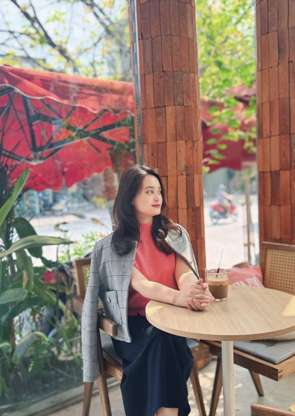 [☕️🇻🇳] White Coffee Vinh – Cafe phong cách Hàn Quốc 🥤 Top1Coffee ☕️ Nắng lên rồi, cùng nhau đi cà phê thôi!
Tìm một góc yên tĩnh, nhâm nhi ly cà phê yêu thích và tận hưởng những khoảnh khắc thư gi , shares-0✔️ , likes-4❤️️ , date-2025-03-26 19:48:25🇻🇳🇻🇳🇻🇳📰🆕