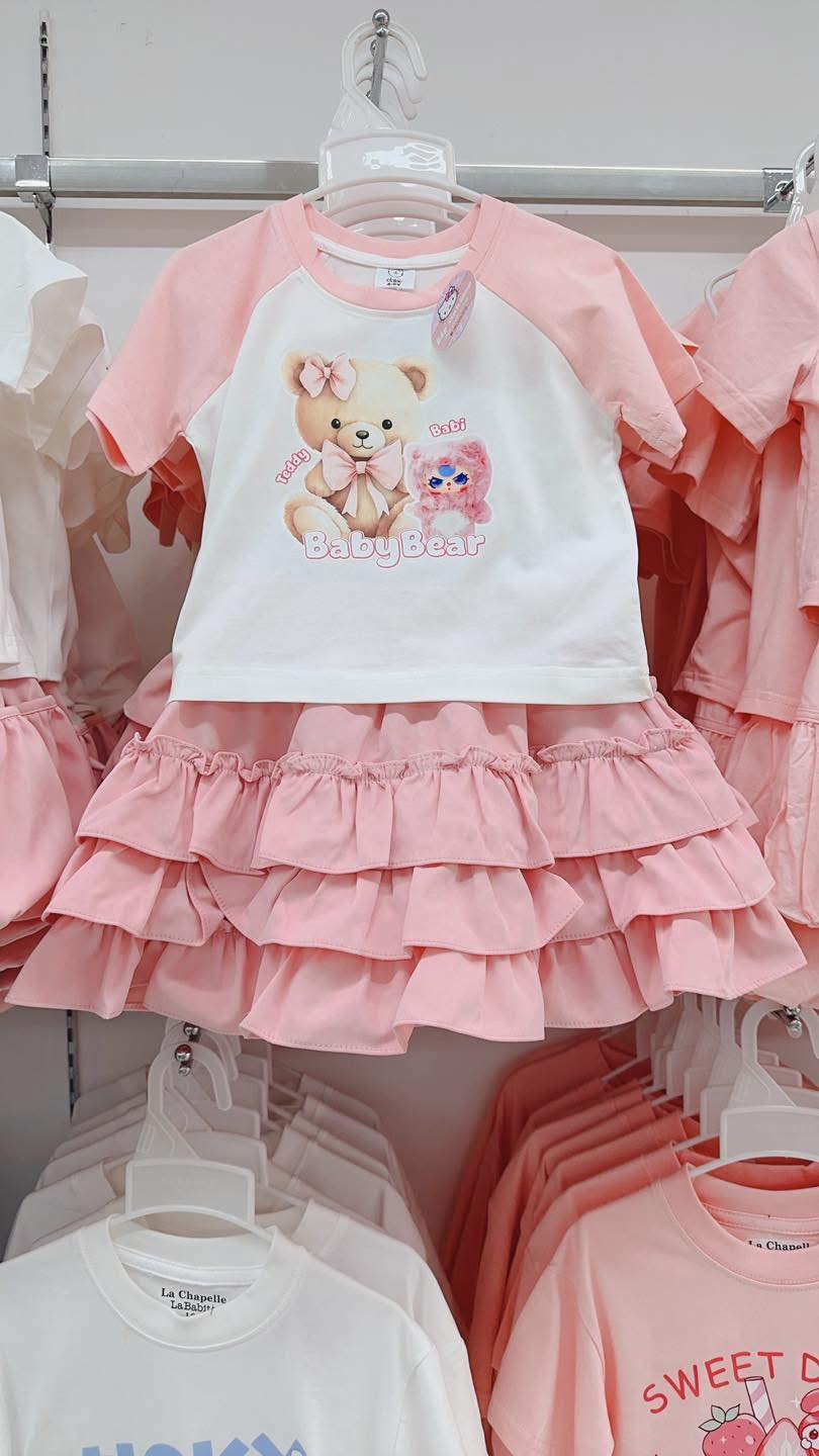 [🆕🇻🇳] Bắp Xinh Shop – Thời Trang Của Bé 🧑‍🧒❤️️👶⭐️  á𝐨 𝐯á𝐲 𝐬𝐢ê𝐮 𝐱𝐢𝐧𝐡 𝐜𝐡𝐨 𝐧à𝐧𝐠 𝐜ô𝐧𝐠 𝐜𝐡ú𝐚 𝐛é 𝐧𝐡ỏ
Set bộ gồm áo cotton trắng phối tay hồng, hoạ tiết gấu dễ thương; chân váy thô mềm nhún bèo điệu đà kèm quần đù , shares-0✔️ , likes-2❤️️ , date-2025-03-26 15:40:55🇻🇳🇻🇳🇻🇳📰🆕