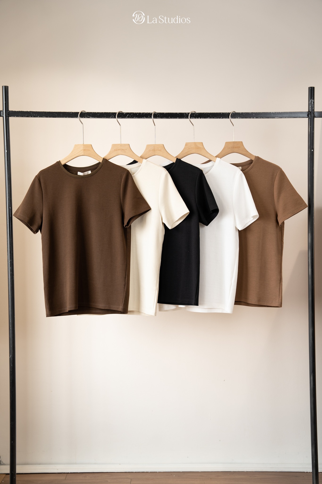 [🆕🇻🇳] 𝐋𝐀 𝐒𝐓𝐔𝐃𝐈𝐎𝐒 👕 Top1Fashion 👗  𝐄𝐥𝐥𝐚 𝐓-𝐬𝐡𝐢𝐫𝐭 – Chiếc áo thun cơ bản nhưng không thể thiếu trong tủ đồ𝐏𝐫𝐢𝐜𝐞: 𝟑𝟓𝟎.𝟎𝟎𝟎𝐕𝐍𝐃
Không chỉ là một chiếc áo thun thông thường, Ela T-shirt mang đến , shares-2✔️ , likes-11❤️️ , date-2025-03-25 17:00:07🇻🇳🇻🇳🇻🇳📰🆕