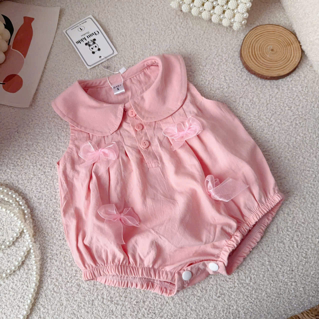 [🆕🇻🇳] Bibo shop-thời trang cho bé 🧑‍🧒❤️️👶⭐️  Thêm 1 sét body xinh cho bé gái mặc chụp ảnh thôi nôi đầy tháng cực yêu nhaChất liệu thô giấy mềm mát . Thiết kế sát nách cổ sen . Body đính nơ xinh xi , shares-0✔️ , likes-0❤️️ , date-2025-03-26 16:07:22🇻🇳🇻🇳🇻🇳📰🆕
