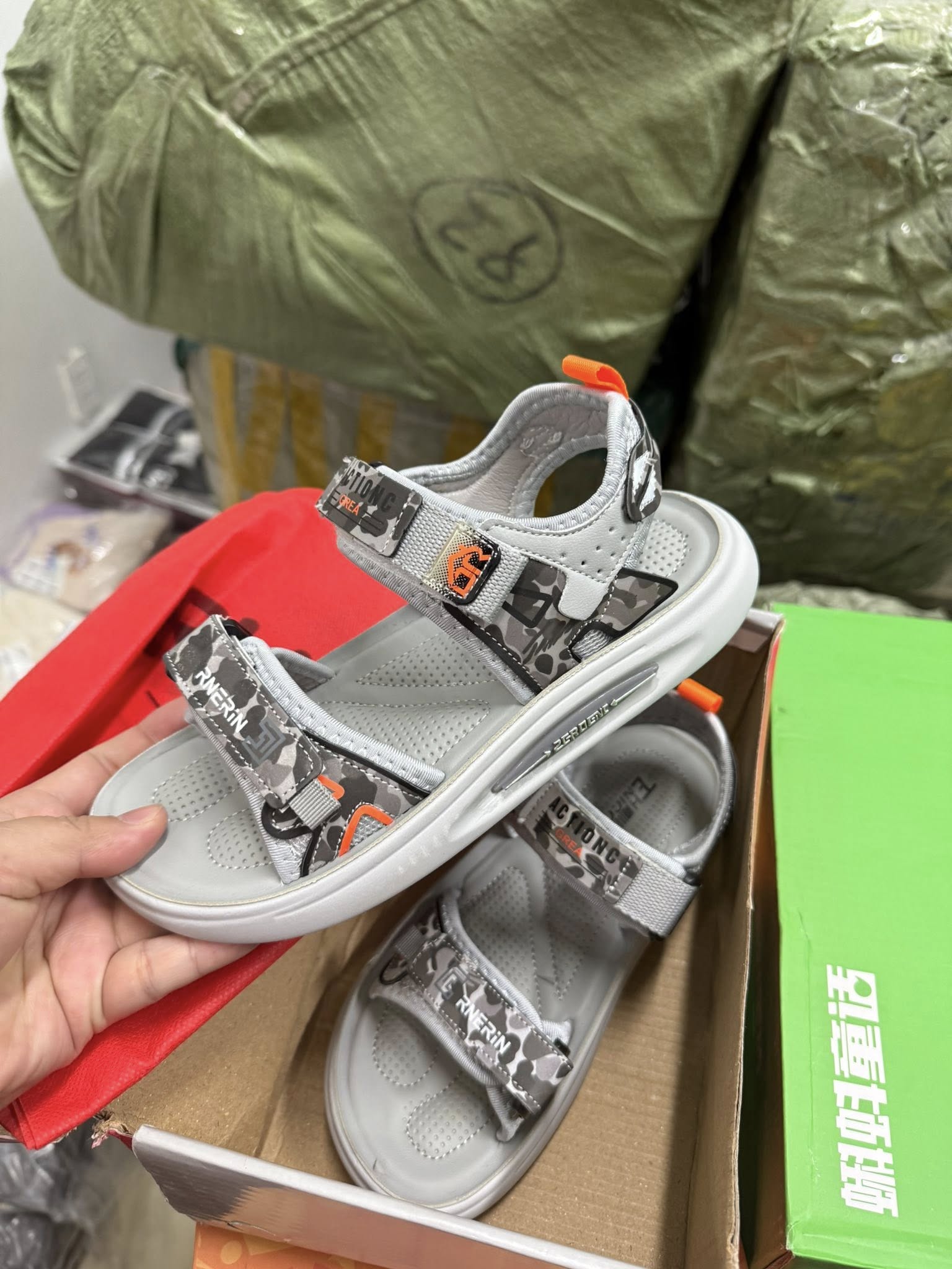 [🆕🇻🇳]  Tuyên Thuỳ Hải Phòng Shop Quần Áo Trẻ Em-Đồ Sơ Sinh-Giày Dép-Bỉm 🧑‍🧒❤️️👶⭐️ Chị em nào hóng lô dép ngon bổ rẻ của em không ạ giá chỉ từ 69,79,89,99k không ạ ……
, shares-0✔️ , likes-27❤️️ , date-2025-03-30 01:28:41🇻🇳🇻🇳🇻🇳📰🆕