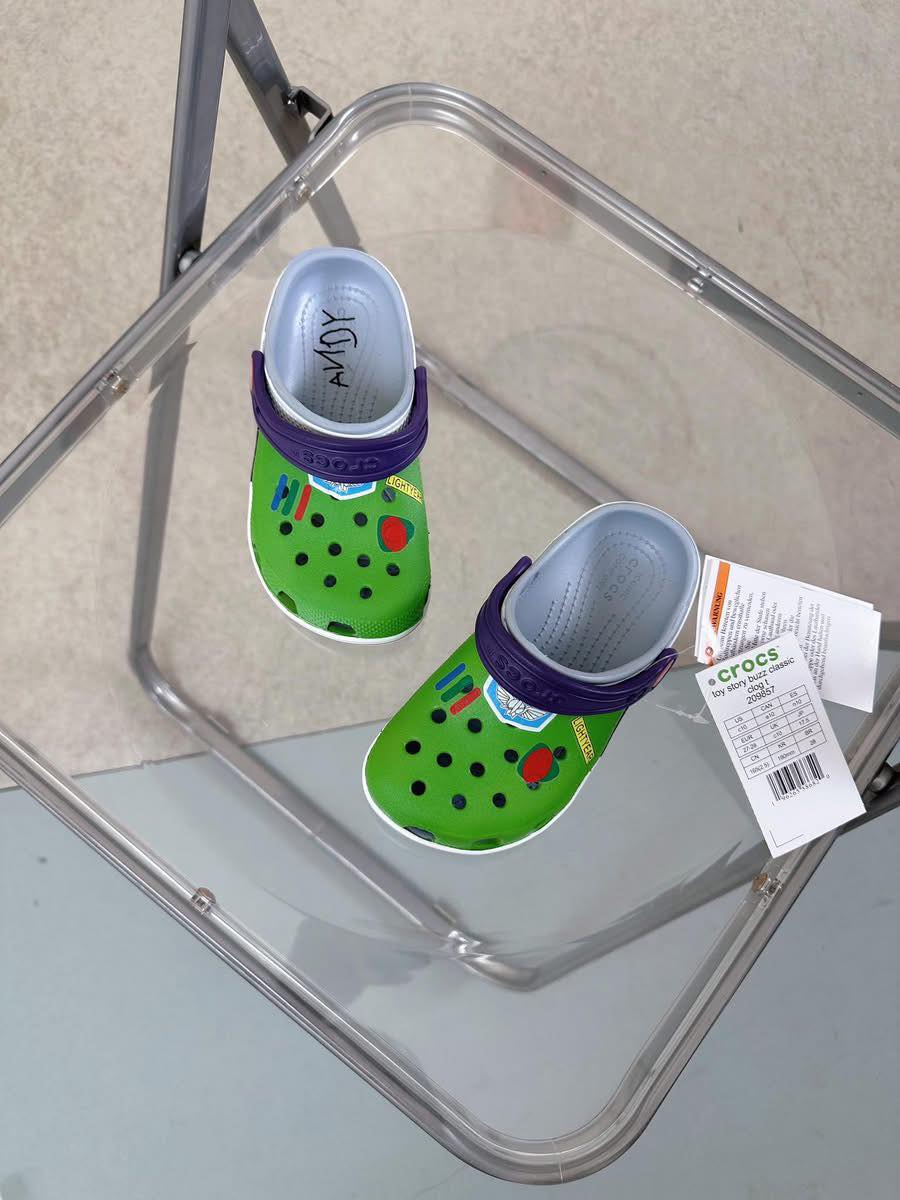 [🆕🇻🇳]  Măng Kids chuyên các mặt hàng xuất dư, xuất xịn 😎❤️️⭐️ Cros dư xịn e về màu mới ạ. Bán bao nhiêu cũng thiếu với hàng xịn đẹp này. Full tag code túi như store bước ra a
Size : 23/24 24/25 25/26 27/28 28/29 29/3 , shares-0✔️ , likes-2❤️️ , date-2025-03-27 03:32:53🇻🇳🇻🇳🇻🇳📰🆕