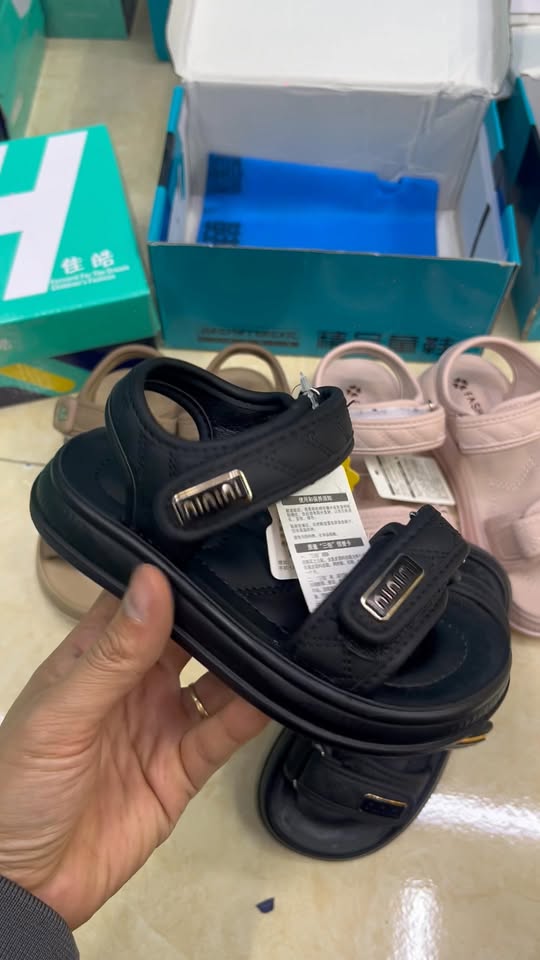 [🆕🇻🇳]  Tuyên Thuỳ Hải Phòng Shop Quần Áo Trẻ Em-Đồ Sơ Sinh-Giày Dép-Bỉm 🧑‍🧒❤️️👶⭐️ Siêu đẹp ạ. Sz 26-31 130xu. Sz 32-37 135xu ạ , shares-0✔️ , likes-18❤️️ , date-2025-03-30 20:54:20🇻🇳🇻🇳🇻🇳📰🆕