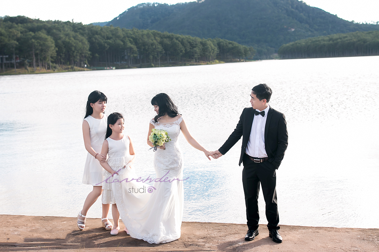 10++ cách tạo dáng chụp ảnh kỷ niệm ngày cưới siêu đẹp