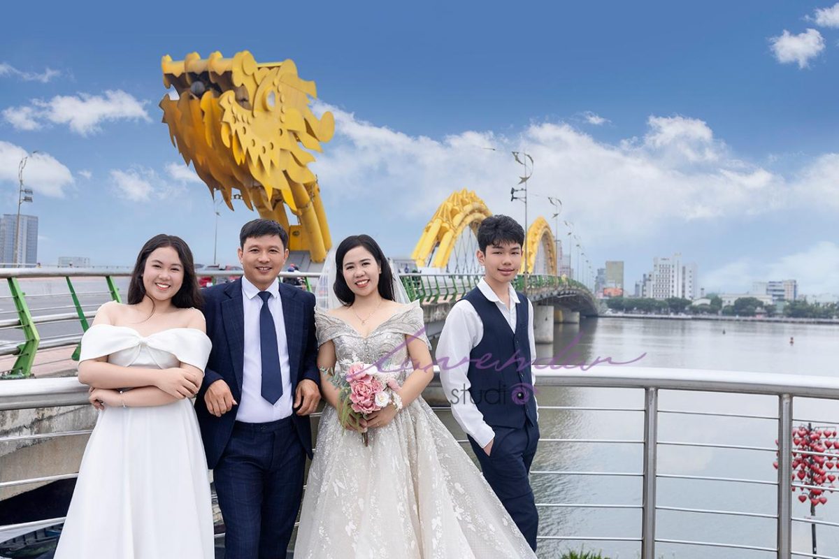10++ cách tạo dáng chụp ảnh kỷ niệm ngày cưới siêu đẹp