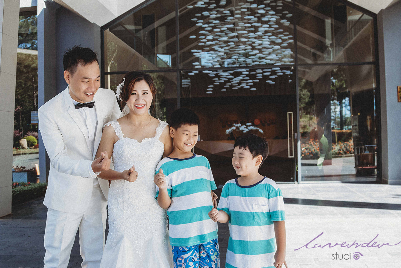 10++ cách tạo dáng chụp ảnh kỷ niệm ngày cưới siêu đẹp