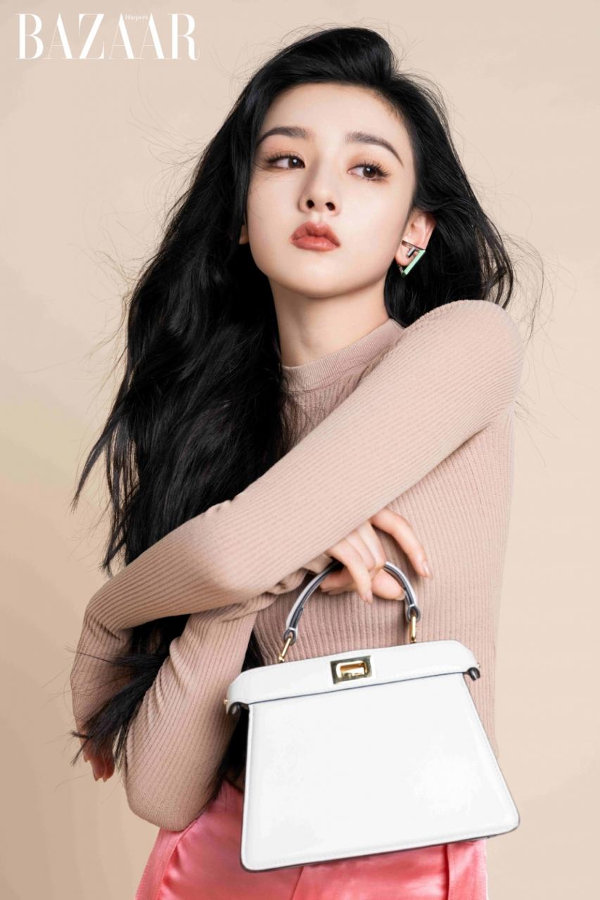 Tống Tổ Nhi sáng tạo bài tập chỉ 1 động tác để giữ eo thon [🆕🇻🇳] bazaarvietnam.vn