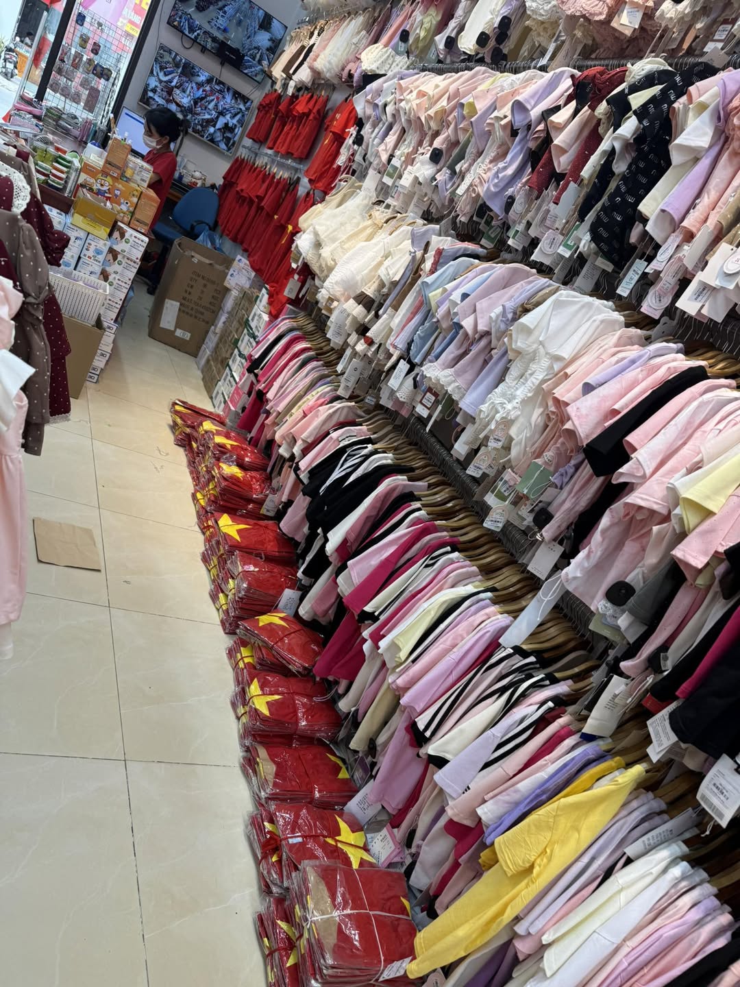 [🆕🇻🇳]  Tuyên Thuỳ Hải Phòng Shop Quần Áo Trẻ Em-Đồ Sơ Sinh-Giày Dép-Bỉm 🧑‍🧒❤️️👶⭐️ Áo cờ đỏ vẫn cứ cháy hàng ,các xưởng hêt vải rồi chị em oi ai chưa mua đặt nhanh ạ
, shares-0✔️ , likes-10❤️️ , date-2025-04-26 22:30:04🇻🇳🇻🇳🇻🇳📰🆕