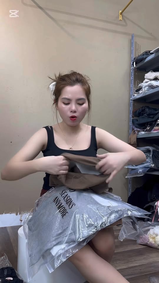 [🆕🇻🇳]  Tuyên Thuỳ Hải Phòng Shop Quần Áo Trẻ Em-Đồ Sơ Sinh-Giày Dép-Bỉm 🧑‍🧒❤️️👶⭐️ Áo đỏ sao vàng e có đủ sz từ mầm non đến mầm 70kg nhé nhà mk ơi. E sẵn sl ạ
, shares-0✔️ , likes-11❤️️ , date-2025-04-24 01:41:19🇻🇳🇻🇳🇻🇳📰🆕