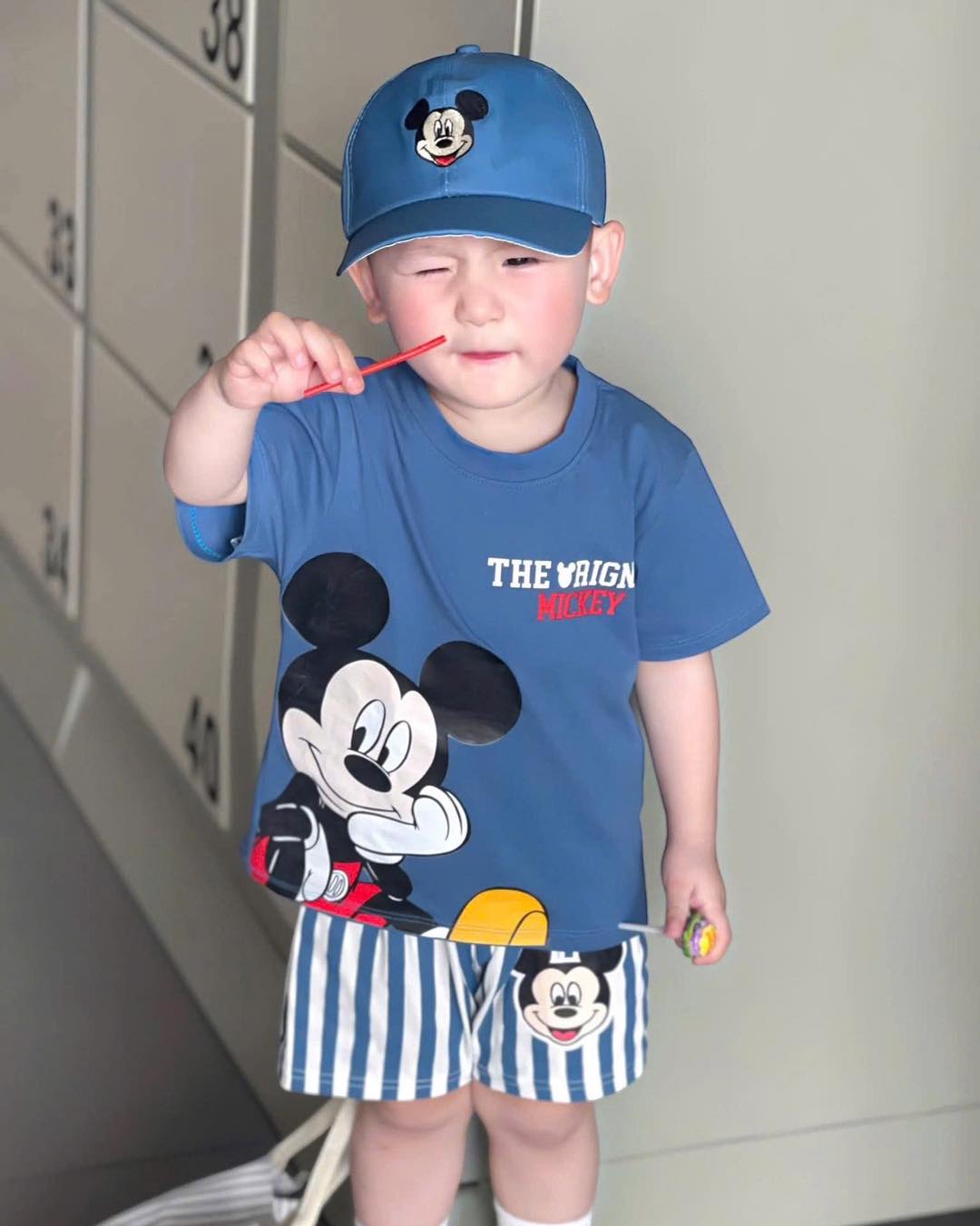 [🆕🇻🇳] NANA Kids – Thời Trang Trẻ Em 🧑‍🧒❤️️👶⭐️ Micky xanh,quần sọc kẻ sáng sủa 1⃣0⃣9⃣ set tặng kèm mũ .
Chất cotton mềm mát, form rộng dễ chịu, mặc là mê
BẢNG SZIE
𝟗𝟎: 𝟖-𝟏𝟎𝐤𝐠
𝟏𝟎𝟎  , shares-0✔️ , likes-0❤️️ , date-2025-05-09 03:48:21🇻🇳🇻🇳🇻🇳📰🆕