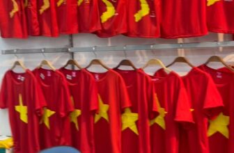 [🆕🇻🇳]  Tuyên Thuỳ Hải Phòng Shop Quần Áo Trẻ Em-Đồ Sơ Sinh-Giày Dép-Bỉm 🧑‍🧒❤️️👶⭐️ Sau đợt siêu bão 50 năm thống nhất đất nc lại đến kỉ niệm 70năm giải phóng Hải Phòng.
Mai e lại về đủ sl va sz áo cờ đỏ sao vàng cho nhà mk đi diễu binh di , shares-0✔️ , likes-75❤️️ , date-2025-05-04 01:00:59🇻🇳🇻🇳🇻🇳📰🆕