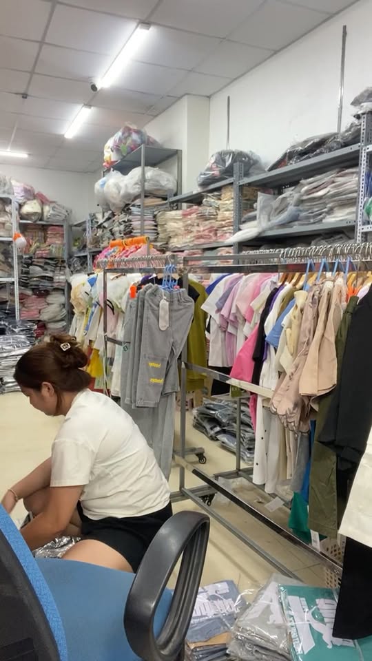 [🆕🇻🇳]  Tuyên Thuỳ Hải Phòng Shop Quần Áo Trẻ Em-Đồ Sơ Sinh-Giày Dép-Bỉm 🧑‍🧒❤️️👶⭐️ E lên tiếp nào chị em oi dọn kho , shares-0✔️ , likes-93❤️️ , date-2025-05-11 02:34:12🇻🇳🇻🇳🇻🇳📰🆕