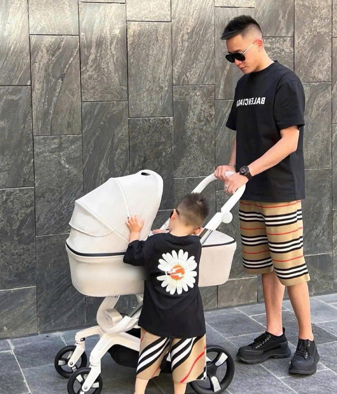 [🆕🇻🇳] NANA Kids – Thời Trang Trẻ Em 🧑‍🧒❤️️👶⭐️ Thương hiệu a Long có bà nào fan ảnh hok nè , cả nhà cùng diện cũng dịu kha .
Bố mẹ 1⃣2⃣9⃣
Con 79
Cotton mát bo cổ dệt
Full đủ combo , shares-0✔️ , likes-1❤️️ , date-2025-05-15 17:24:03🇻🇳🇻🇳🇻🇳📰🆕