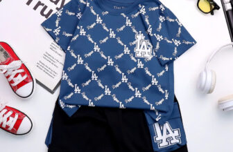 [🆕🇻🇳]  Sunny kids – Quần áo trẻ em 🧑‍🧒❤️️👶⭐️  SET BÉ TRAI SIÊU NGẦU – CHUẨN STYLE HÈ NĂM NAY
Set áo thun + quần short thể thao phối logo LA nổi bật
Chất thun mát, co giãn tốt – bé mặc đi chơi, đi học , shares-0✔️ , likes-1❤️️ , date-2025-06-21 01:00:10🇻🇳🇻🇳🇻🇳📰🆕