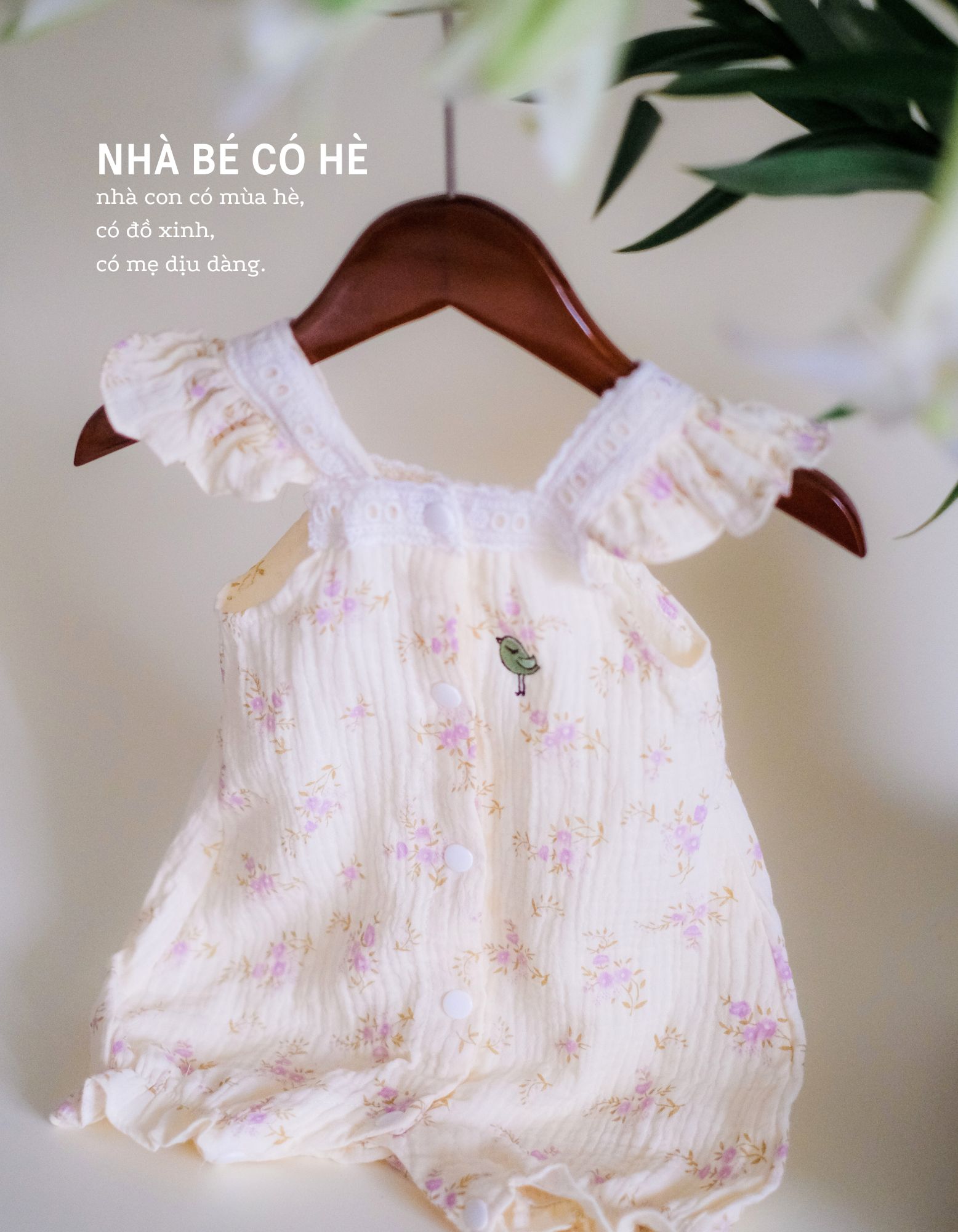 [🆕🇻🇳] CouCou – fun to wear, dress to impress 🧑‍🧒❤️️👶⭐️  Hoa nhỏ– giấc mơ đầu hè, dịu dàng và an yên
Một chiếc romper với thiết kế vai bèo cổ điển, ren trắng tinh khôi. Họa tiết hoa nhí tím lãng đãng, vải musl , shares-0✔️ , likes-7❤️️ , date-2025-06-11 03:00:12🇻🇳🇻🇳🇻🇳📰🆕