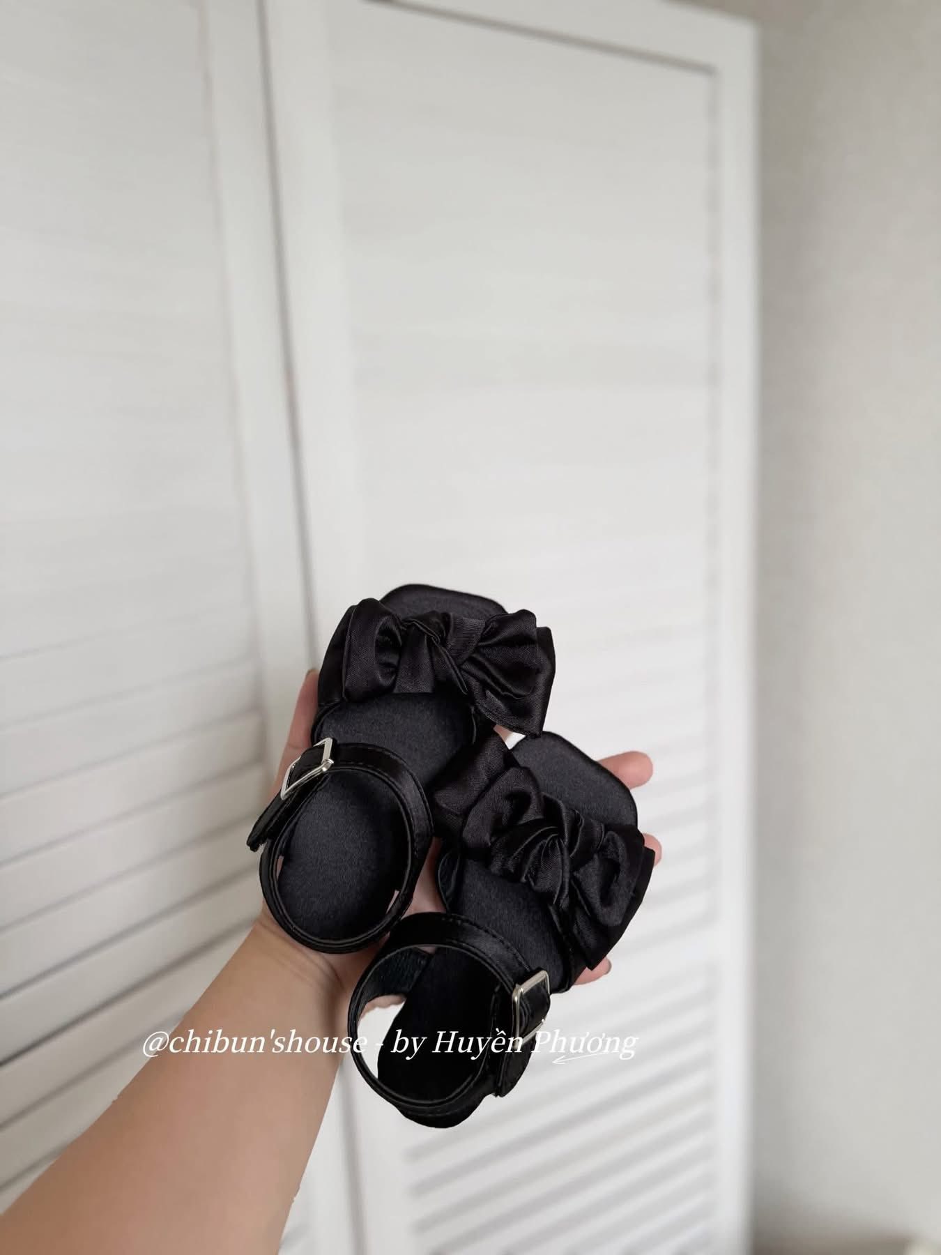 [🆕🇻🇳] CouCou – fun to wear, dress to impress 🧑‍🧒❤️️👶⭐️  Hoa nhỏ– giấc mơ đầu hè, dịu dàng và an yên
Một chiếc romper với thiết kế vai bèo cổ điển, ren trắng tinh khôi. Họa tiết hoa nhí tím lãng đãng, vải musl , shares-0✔️ , likes-7❤️️ , date-2025-06-11 03:00:12🇻🇳🇻🇳🇻🇳📰🆕