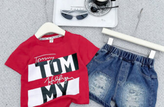 [🆕🇻🇳]  Sunny kids – Quần áo trẻ em 🧑‍🧒❤️️👶⭐️  SET TOMMY CHẤT NGẦU CHO CÁC BÉ TRAI
Áo thun in nổi bật mix quần jean rách siêu ngầu
Chất thun cotton mịn mát – Quần jean co giãn nhẹ, bé mặc thoải mái v , shares-0✔️ , likes-0❤️️ , date-2025-06-19 02:33:35🇻🇳🇻🇳🇻🇳📰🆕