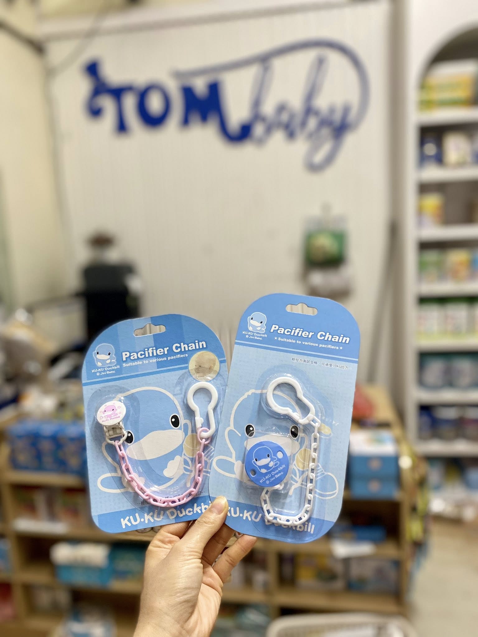 [🆕🇻🇳] Shop TOM BABY  Chuyên Bỉm,Thời trang cho bé,các loại Bánh kẹo, Kem, Thực phâm dinh dưỡng 🧑‍🧒❤️️👶⭐️ DÂY KẸP TY GIẢ KUKU
Dây đeo ty ngậm một sản phẩm đồ chơi sơ sinh an toàn tuyệt đối cho bé, giúp cho bé vui đùa thoải mái, giúp phụ huynh của bé không phải  , shares-0✔️ , likes-0❤️️ , date-2025-06-21 21:10:09🇻🇳🇻🇳🇻🇳📰🆕