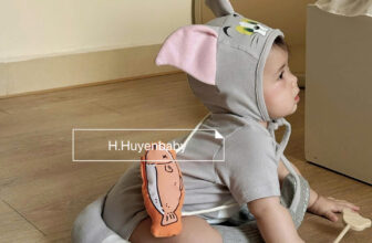 [🆕🇻🇳]  Thuỷ Nghé Kids  – Chuyên sỉ SLL quần áo Thời Trang Trẻ Em & Sơ Sinh đầy đủ các mẫu 🧑‍🧒❤️️👶⭐️  MẪU BODY TOM HOT NHẤT TUẦN
Hàng vừa về tới quầy mà đã chốt cả chồng!
Bé mặc body Tom là “ngầu mà vẫn cute”Đặc điểm nổi bật:
Form tròn – tai to chuẩn , shares-0✔️ , likes-0❤️️ , date-2025-06-27 23:28:45🇻🇳🇻🇳🇻🇳📰🆕