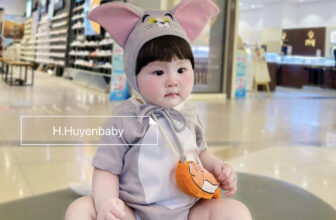 [🆕🇻🇳]  Thuỷ Nghé Kids  – Chuyên sỉ SLL quần áo Thời Trang Trẻ Em & Sơ Sinh đầy đủ các mẫu 🧑‍🧒❤️️👶⭐️  BÀI 5 – VỀ LẠI BODY TOM NGỌT NGÀO, FORM CỰC CHUẨN
Mẫu Tom màu xám nhẹ – lên hình xinh, nhìn bé như gấu bông di động
Bộ body 8035 là set “phải có” cho mù , shares-0✔️ , likes-0❤️️ , date-2025-06-27 23:32:13🇻🇳🇻🇳🇻🇳📰🆕