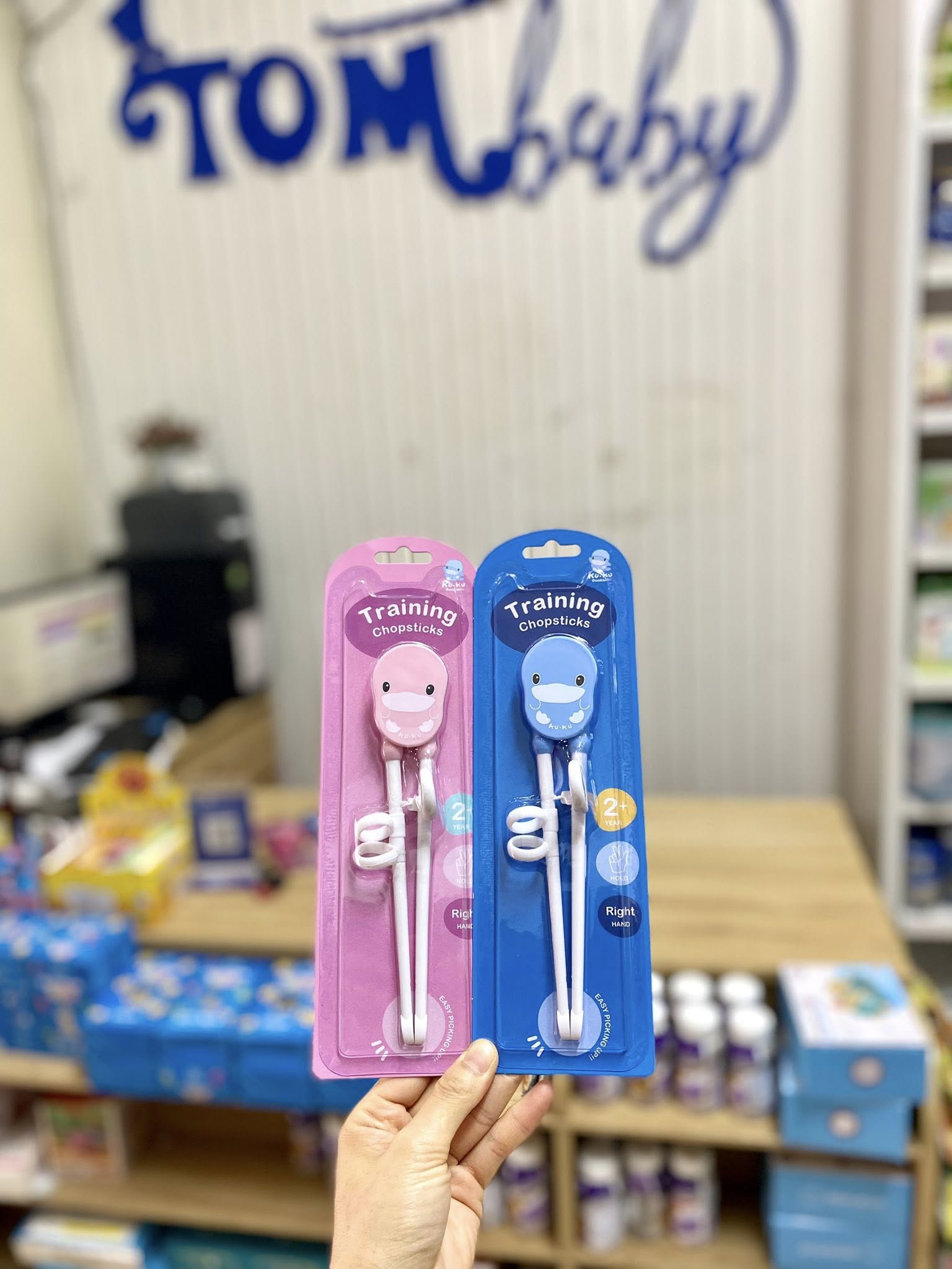 [🆕🇻🇳] Shop TOM BABY  Chuyên Bỉm,Thời trang cho bé,các loại Bánh kẹo, Kem, Thực phâm dinh dưỡng 🧑‍🧒❤️️👶⭐️  ĐŨA TẬP GẮP KUKU – DÙNG ĐŨA THẬT DỄ DÀNG MẸ ƠI!
Giai đoạn tập sử dụng đũa luôn làm bé cảm thấy khó nhằn. Phải làm sao đây mẹ nhỉ??Không s , shares-0✔️ , likes-0❤️️ , date-2025-06-25 00:00:27🇻🇳🇻🇳🇻🇳📰🆕