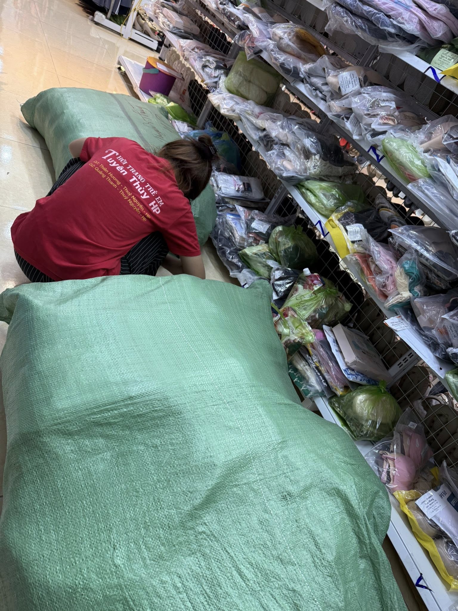 [🆕🇻🇳]  Tuyên Thuỳ Hải Phòng Shop Quần Áo Trẻ Em-Đồ Sơ Sinh-Giày Dép-Bỉm 🧑‍🧒❤️️👶⭐️ Bên khu hàng sale em vẫn treo thêm mẫu liên tục ạ giá ngon bổ rẻ chị em oi
, shares-0✔️ , likes-39❤️️ , date-2025-06-28 22:47:06🇻🇳🇻🇳🇻🇳📰🆕