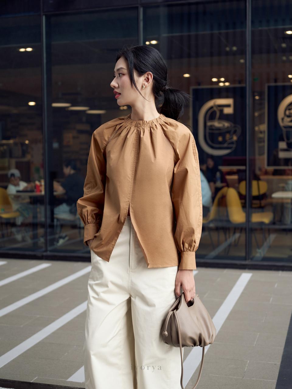 [🛒🇻🇳]Áo kiểu nữ màu nâu tay dài có cổ áo xếp ly và gấu áo xẻ tà – SH9926 – ivorya , SKU – SH9926L – ivorya.vn 🇻🇳🛒Top1Shop🛒 🇻🇳Top1Vietnam🇻🇳 🛍🛒🇻🇳
