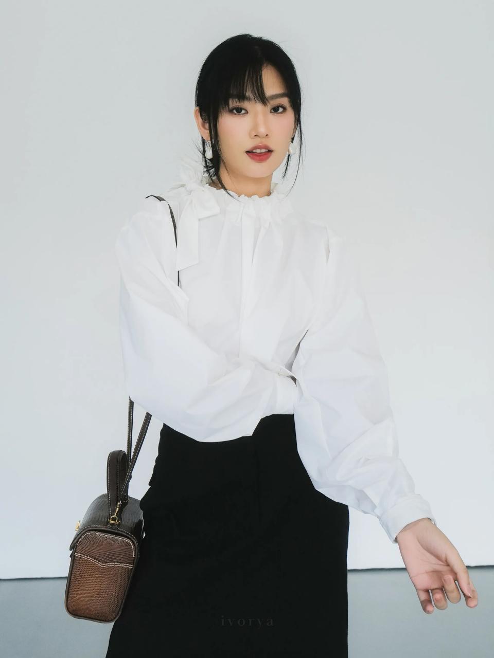 [🛒🇻🇳]Áo kiểu nữ màu trắng cổ rút dây xếp nếp from rộng và tay dài – SH9987 – ivorya , SKU – SH9987S – ivorya.vn 🇻🇳🛒Top1Shop🛒 🇻🇳Top1Vietnam🇻🇳 🛍🛒🇻🇳