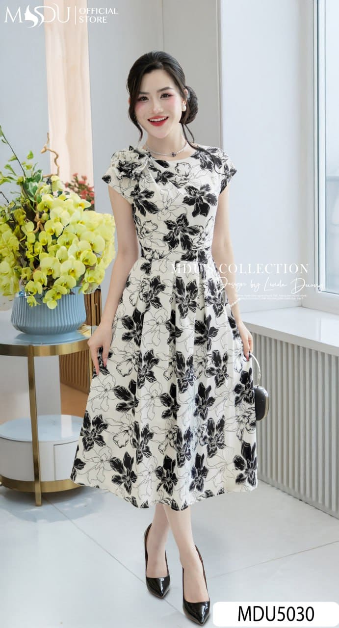 [🛒🇻🇳]Váy Thiết Kế MDU5030 Lụa In Hoa Đen Trắng Dáng Xòe Dài Đính Hoa Vai Thanh Lịch – , SKU – – mdufashion.com 🇻🇳🛒Top1Shop🛒 🇻🇳Top1Vietnam🇻🇳 🛍🛒🇻🇳
