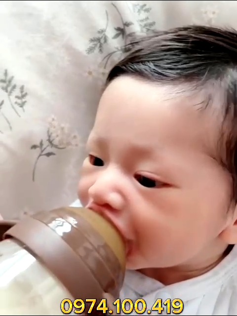 [🆕🇻🇳] Shop Bé Cơm 🧑‍🧒❤️️👶⭐️ Bình sữa MÈO Nâu cổ rộng tay cầm tiện lợi cho bé
Dung tích 300ml
Núm ti silicone siêu mềm cho các bé ko chịu ti bình
Có van chống sặc
Có dây hút quả tạ bú  , shares-0✔️ , likes-0❤️️ , date-2024-01-25 18:58:27🇻🇳🇻🇳🇻🇳📰🆕