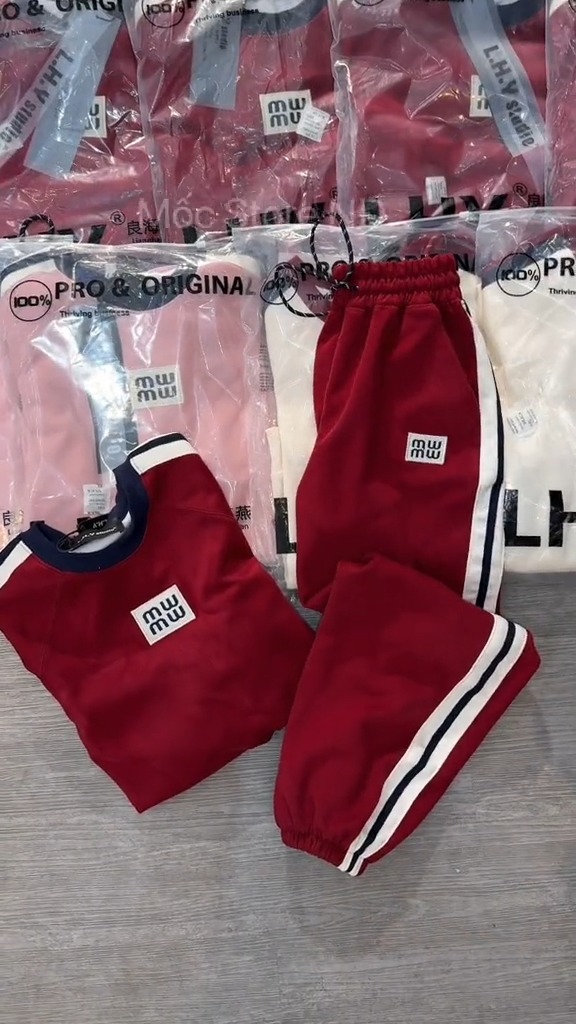 [🆕🇻🇳] The Sun Luxury Pijama cao cấp 👕 Top1Fashion 👗  PHỤ NỮ LÀ PHẢI ĐIỆU ĐÀ
MẶC ĐẸP MỘT CHÚT Ở NHÀ VẪN XINH
Bộ đồ The Sun sẽ giúp nàng xinh đẹp từ nhà ra phố.
Made in VietNam
Size : S,M,L,XL
Kiểm tra hàng k , shares-8✔️ , likes-1K❤️️ , date-2025-02-10 20:17:23🇻🇳🇻🇳🇻🇳📰🆕