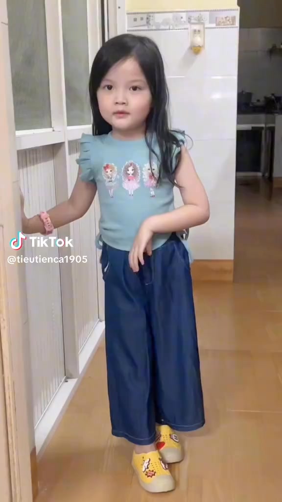 [🆕🇻🇳] Minichan Kids – Thời trang thiết kế cho trẻ em 🧑‍🧒❤️️👶⭐️ 𝗝𝘂𝗹𝗶 𝘀𝗲𝘁-  là lựa chọn hoàn hảo cho bé yêu trong các dịp đặc biệt. Sự kết hợp giữa màu xám và trắng sang trọng điểm nhấn thêm chút ren cotton xinh xắn. Có  , shares-0✔️ , likes-0❤️️ , date-2024-12-05 20:14:42🇻🇳🇻🇳🇻🇳📰🆕