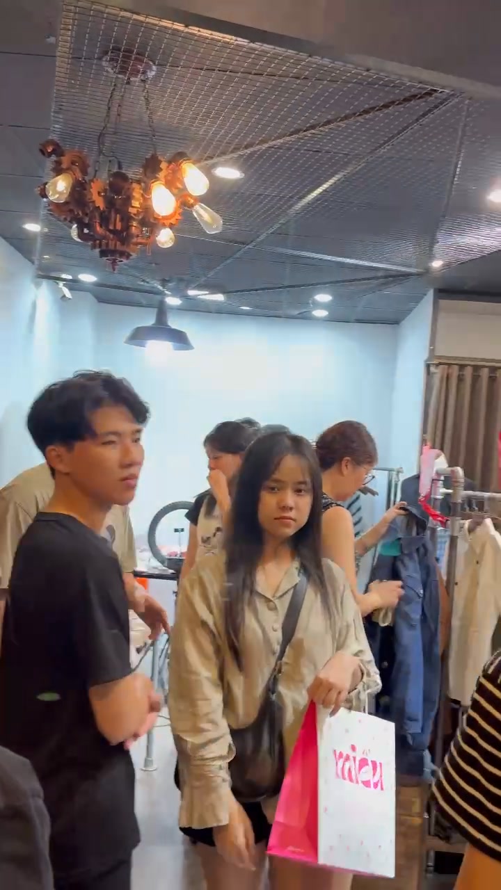 [🆕🇻🇳] SELLA CHAU – NEW FASHION 👕 Top1Fashion 👗  𝓝𝓱ữ𝓷𝓰 𝓝𝓰à𝔂 𝓒𝓱ạ𝓶 𝓣ế𝓽
Áo Dài nhà SELLA CHAU tung tăng khắp Phố Xưa  , shares-0✔️ , likes-0❤️️ , date-2025-01-26 03:15:23🇻🇳🇻🇳🇻🇳📰🆕