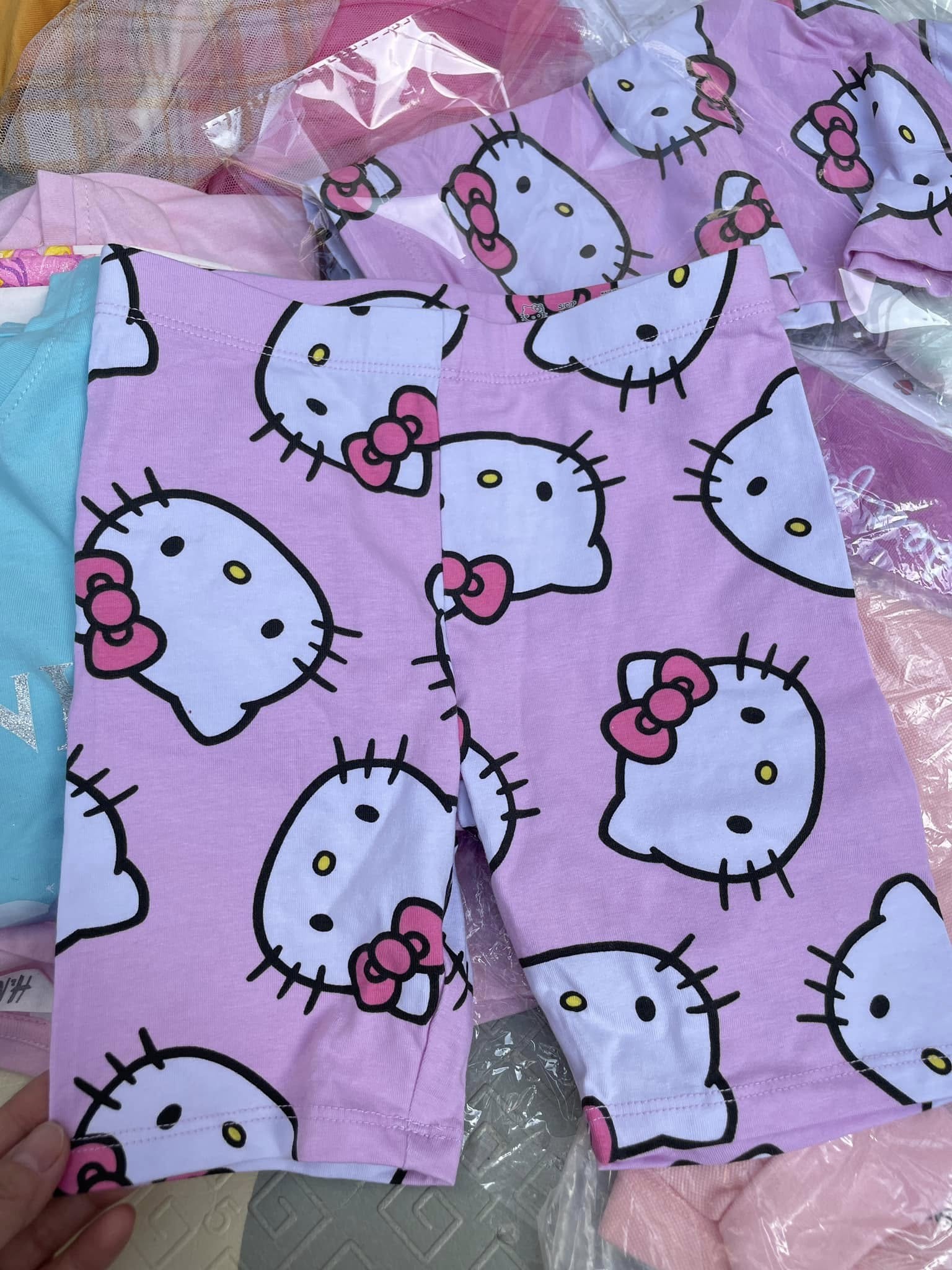 [🆕🇻🇳]  SULU – Hàng xuất khẩu – Chuyên sỉ và lẻ quần áo trẻ em xuất khẩu 🧑‍🧒❤️️👶⭐️ Hello Kitty em còn vài cái thôi ạh
Size 6/6x (20-25kg)
Size 10/12: 30-35kg
Chỉ 99k/quần, 2 quần chỉ 190kkkHốt lẹ mom ơiKhông có hàng về nữa ạ
, shares-0✔️ , likes-3❤️️ , date-2025-01-18 16:00:11🇻🇳🇻🇳🇻🇳📰🆕
