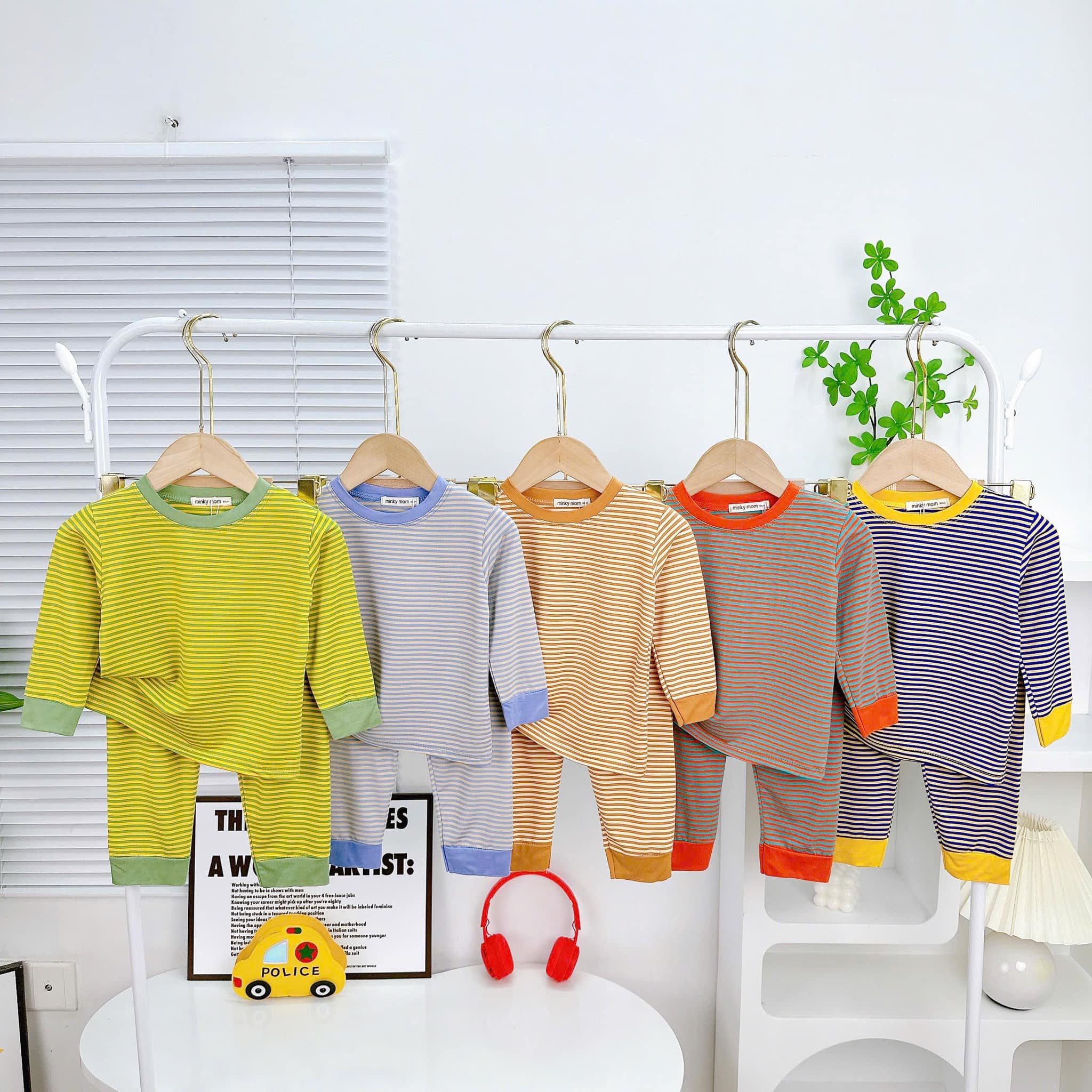 [🆕🇻🇳] Kho Sỉ MinKy Momm 🧑‍🧒❤️️👶⭐️ BỘ DÀI SỌC QUỐC DÂN
Đơn giản nhưng mặc nhìn sang
Bảng màu pastel xinh quá
Chất liệu: vải visco co giản 4 chiều, mềm mịn thấm hút mồ hôi tốt cho bé
Size 90- , shares-0✔️ , likes-0❤️️ , date-2024-10-05 02:30:25🇻🇳🇻🇳🇻🇳📰🆕