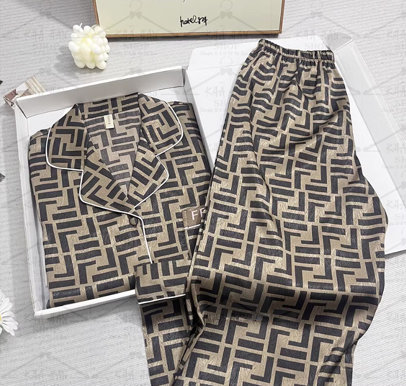 [🆕🇻🇳] Pijamas Hân 👕 Top1Fashion 👗  MẶC LÊN LÀ “CHẤT” NGAY TỪ CÁI NHÌN ĐẦU TIÊN!
Form dài thanh lịch – đơn giản mà không hề đơn điệu!
2 màu basic mà sang, càng nhìn càng mê!
• Chất lụa Hàn l , shares-0✔️ , likes-1❤️️ , date-2025-06-09 13:26:02🇻🇳🇻🇳🇻🇳📰🆕